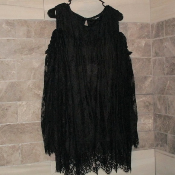 GLITZY GIRL Tops - OFF THE SHOULDER LACE BELLE SLEEVE  TUNIC SZ 2XL